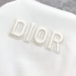 تيشيرت Dior أبيض رجالي قطن – لوقو ديور فاخر بتصميم كلاسيك أنيق