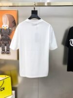 ⁦تيشيرت Dior أبيض رجالي قطن – لوقو ديور فاخر بتصميم كلاسيك أنيق⁩ - الصورة ⁦6⁩