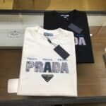 ⁦تيشيرت Prada أبيض رجالي قطن – لوقو برادا فاخر بتصميم عصري أنيق⁩ - الصورة ⁦2⁩
