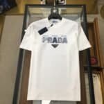 تيشيرت Prada أبيض رجالي قطن – لوقو برادا فاخر بتصميم عصري أنيق