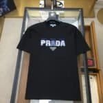 ⁦تيشيرت Prada أبيض رجالي قطن – لوقو برادا فاخر بتصميم عصري أنيق⁩ - الصورة ⁦4⁩