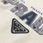 ⁦تيشيرت Prada أبيض رجالي قطن – لوقو برادا فاخر بتصميم عصري أنيق⁩ - الصورة ⁦5⁩