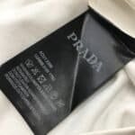 ⁦تيشيرت Prada أبيض رجالي قطن – لوقو برادا فاخر بتصميم عصري أنيق⁩ - الصورة ⁦7⁩